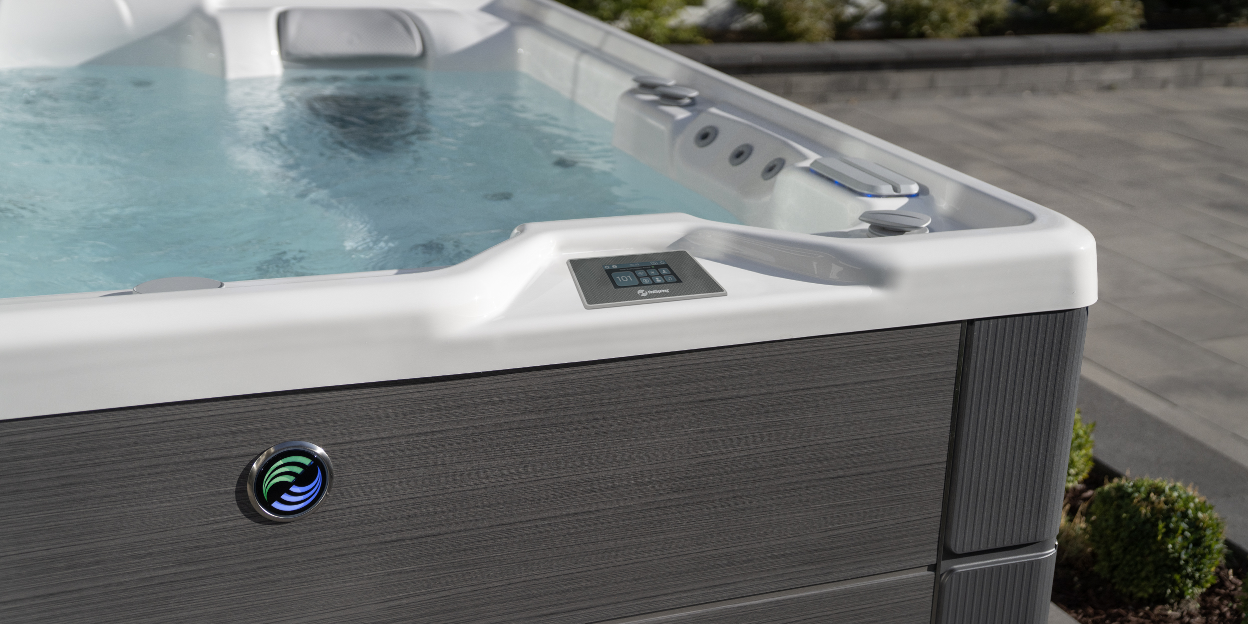 https://www.hotspring.com/wp-content/uploads/2022/03/hot-spring-highlife-aria-alpinewhite-charcoal-closeup-cspot-2024.jpg