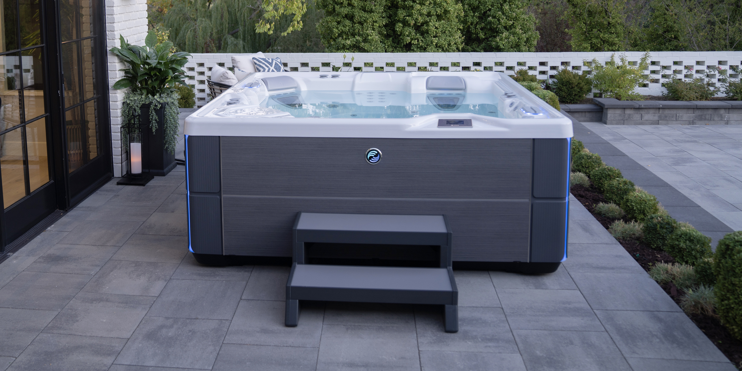 https://www.hotspring.com/wp-content/uploads/2022/03/hot-spring-highlife-aria-alpinewhite-charcoal-spa-with-steps-cspot-2024.jpg