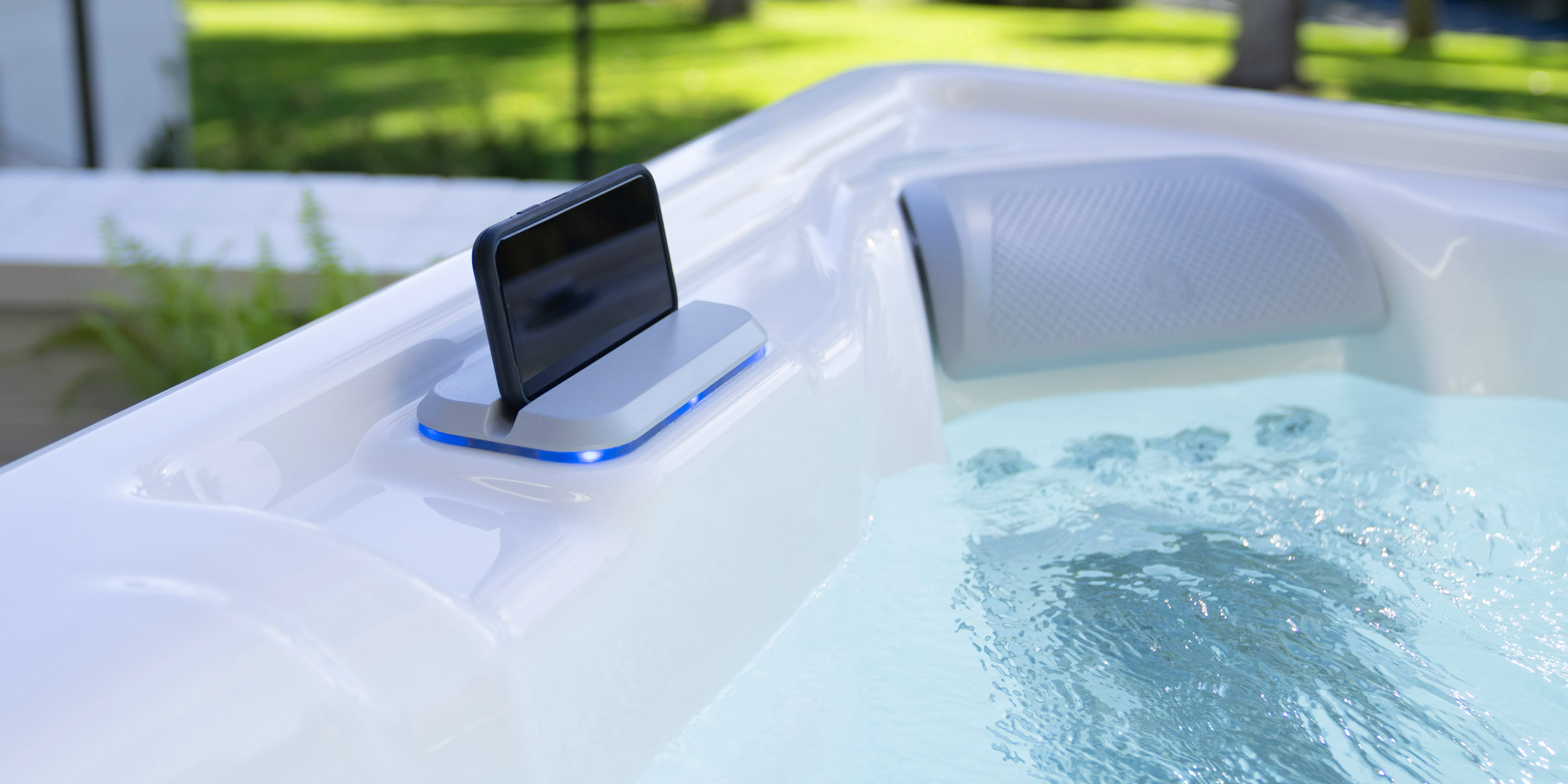 https://www.hotspring.com/wp-content/uploads/2022/03/hot-spring-highlife-vanguard-alpinewhite-java-deviceholder-cspot-1.webp